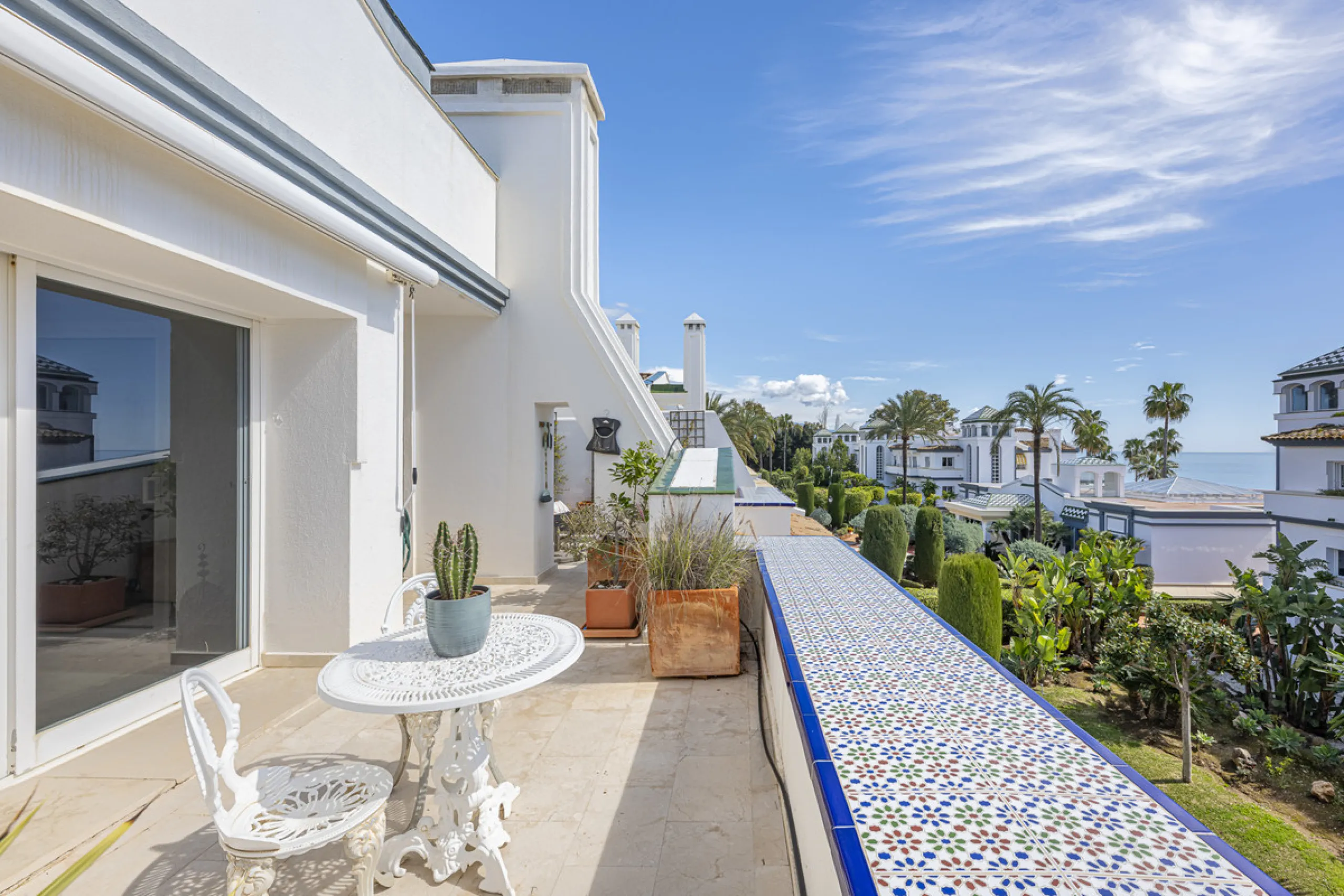 Apartment - Penthouse Duplex в продаже в Estepona, Málaga. В доме 3 спален и 4 ванных комнат. Площадь дома 270 м²