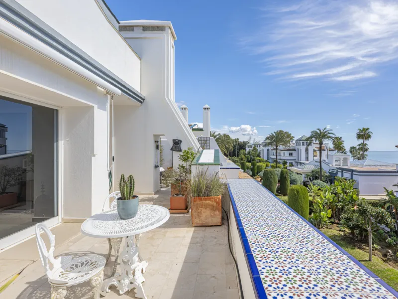 Apartment - Penthouse Duplex в продаже в Estepona, Málaga. В доме 3 спален и 4 ванных комнат. Площадь дома 270 м²