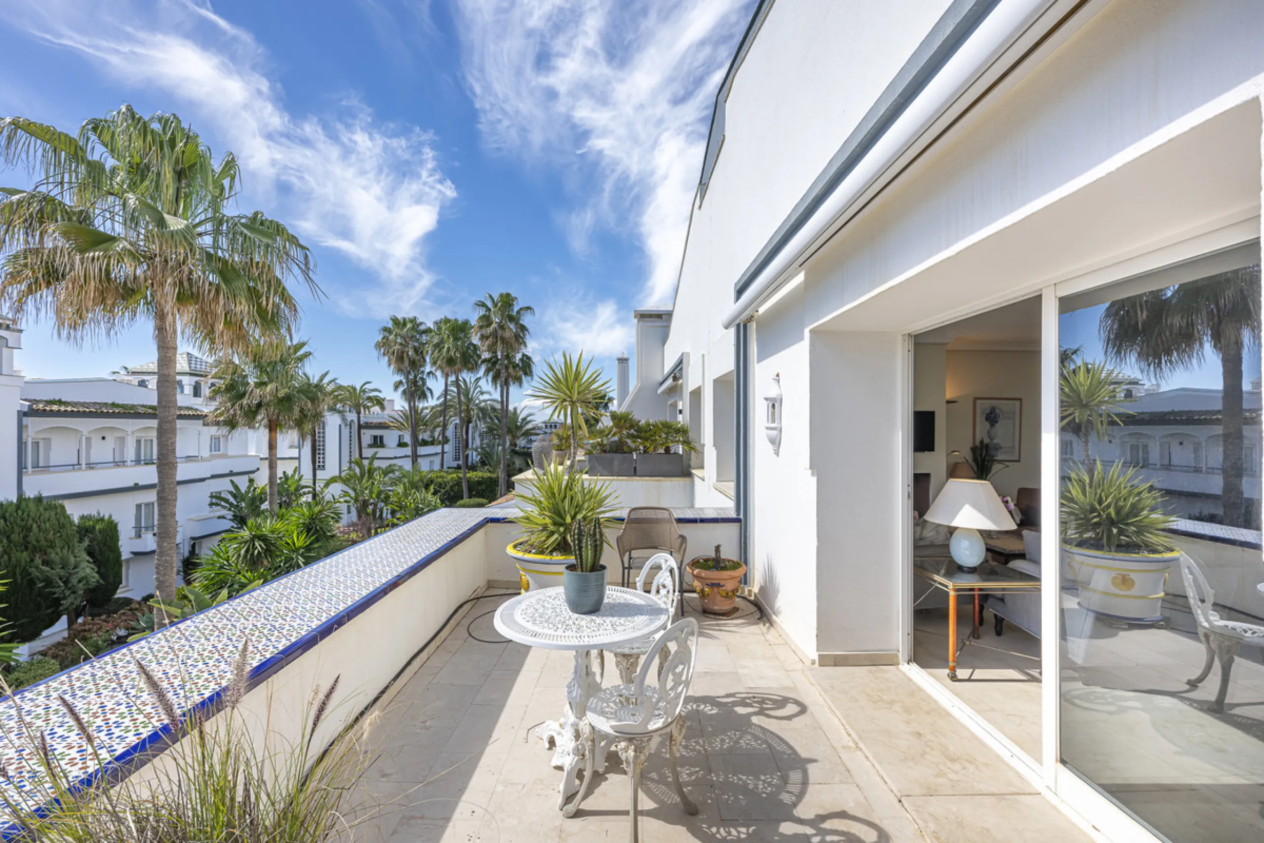 Apartment - Penthouse Duplex в продаже в Estepona, Málaga. В доме 3 спален и 4 ванных комнат. Площадь дома 270 м²