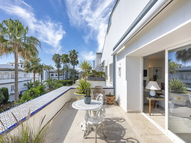 Apartment - Penthouse Duplex в продаже в Estepona, Málaga. В доме 3 спален и 4 ванных комнат. Площадь дома 270 м²