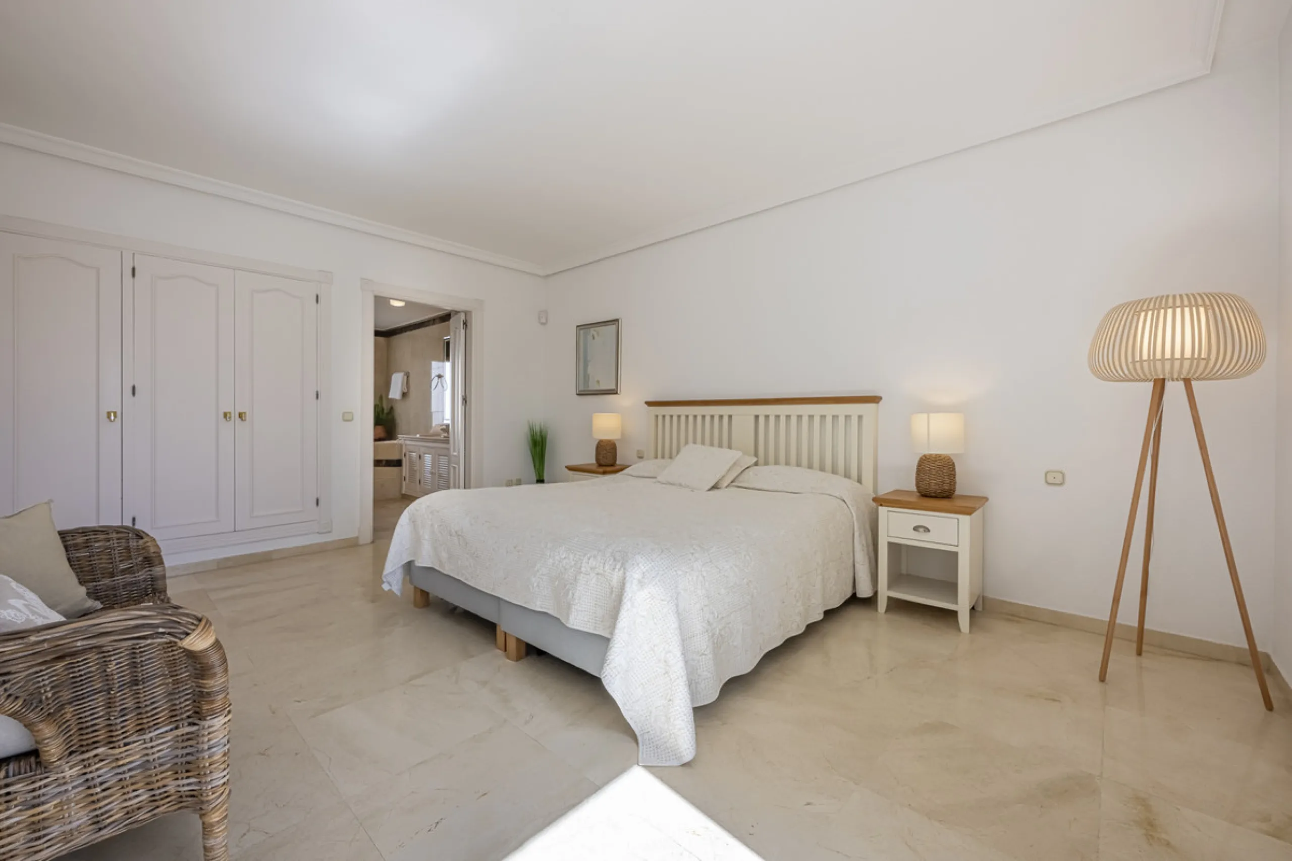 Apartment - Penthouse Duplex в продаже в Estepona, Málaga. В доме 3 спален и 4 ванных комнат. Площадь дома 270 м²