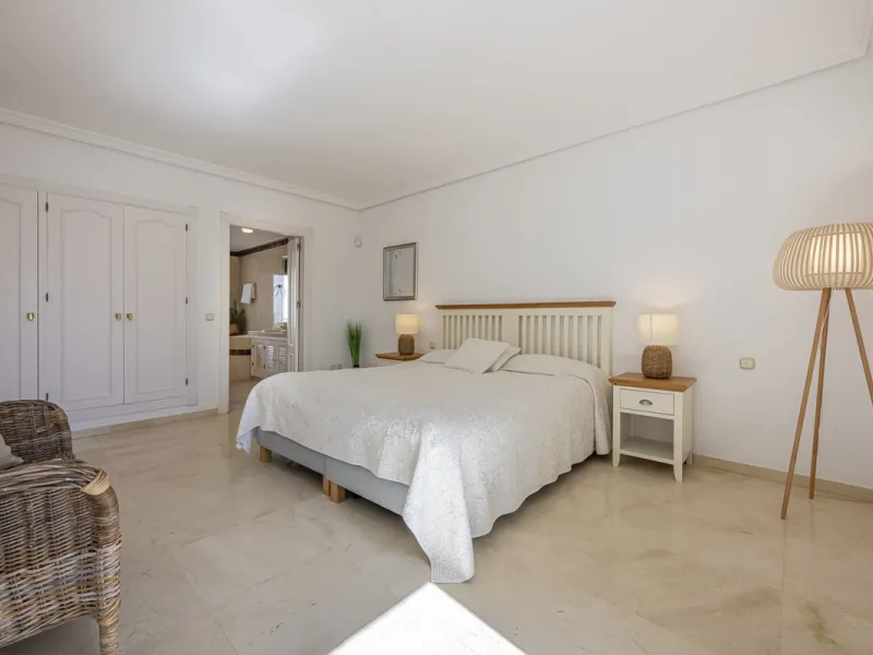 Apartment - Penthouse Duplex в продаже в Estepona, Málaga. В доме 3 спален и 4 ванных комнат. Площадь дома 270 м²