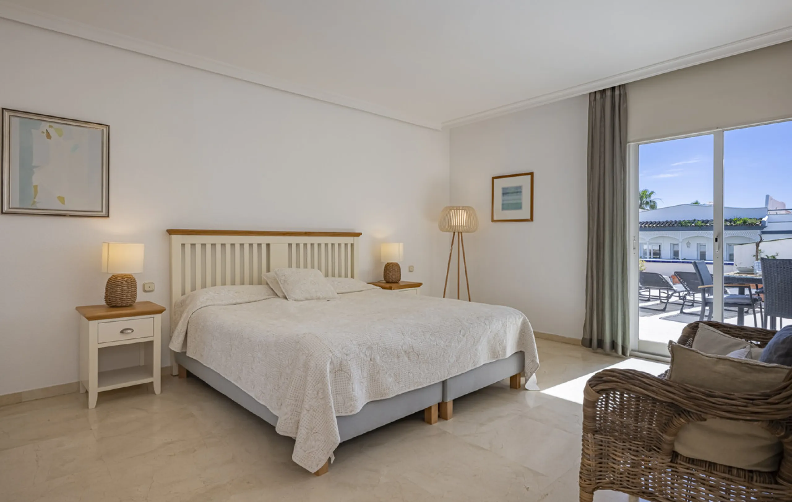 Apartment - Penthouse Duplex в продаже в Estepona, Málaga. В доме 3 спален и 4 ванных комнат. Площадь дома 270 м²