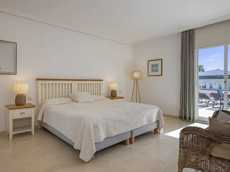 Apartment - Penthouse Duplex в продаже в Estepona, Málaga. В доме 3 спален и 4 ванных комнат. Площадь дома 270 м²