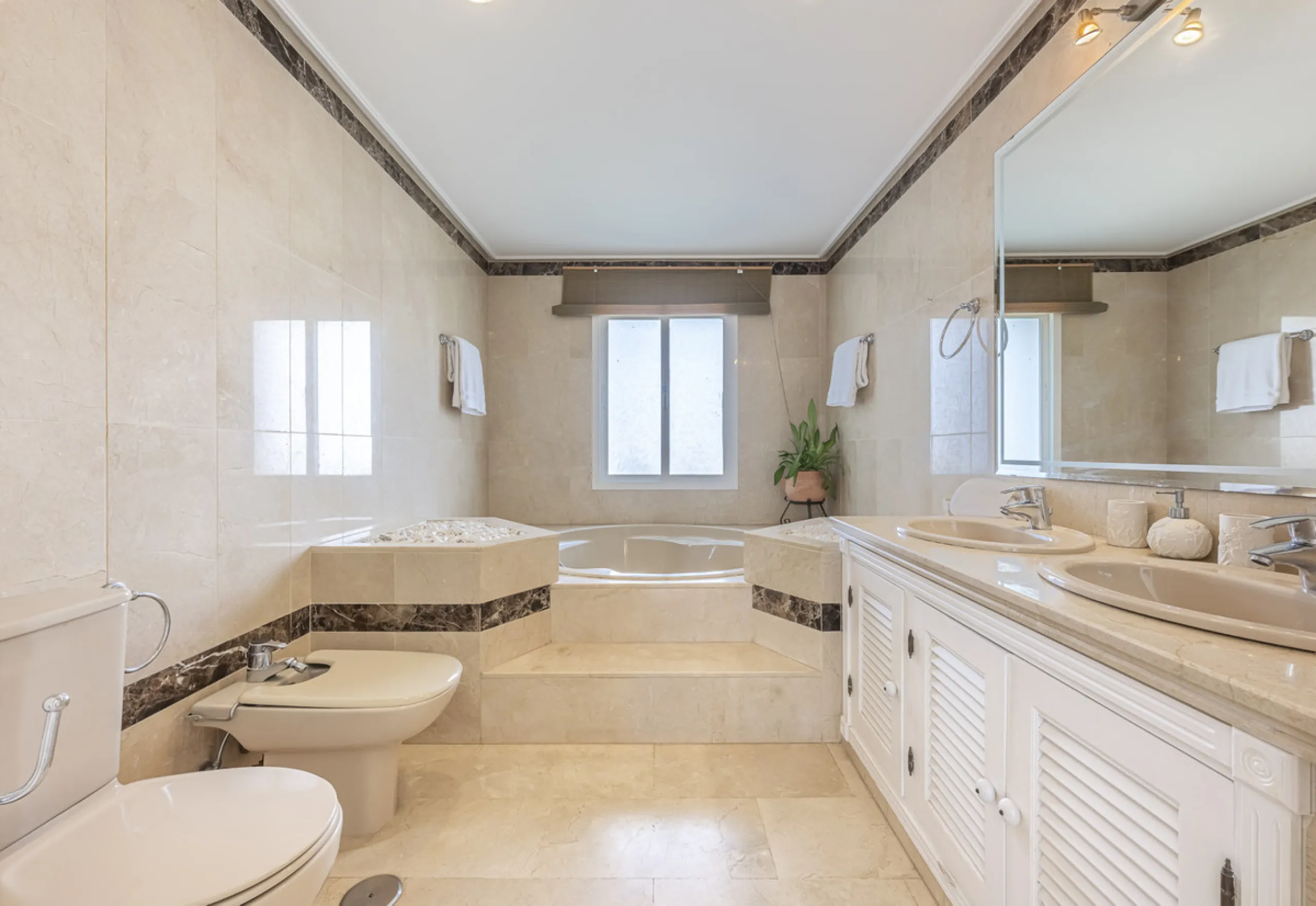 Apartment - Penthouse Duplex в продаже в Estepona, Málaga. В доме 3 спален и 4 ванных комнат. Площадь дома 270 м²