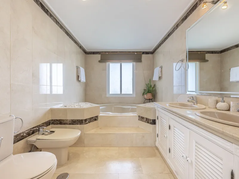 Apartment - Penthouse Duplex в продаже в Estepona, Málaga. В доме 3 спален и 4 ванных комнат. Площадь дома 270 м²