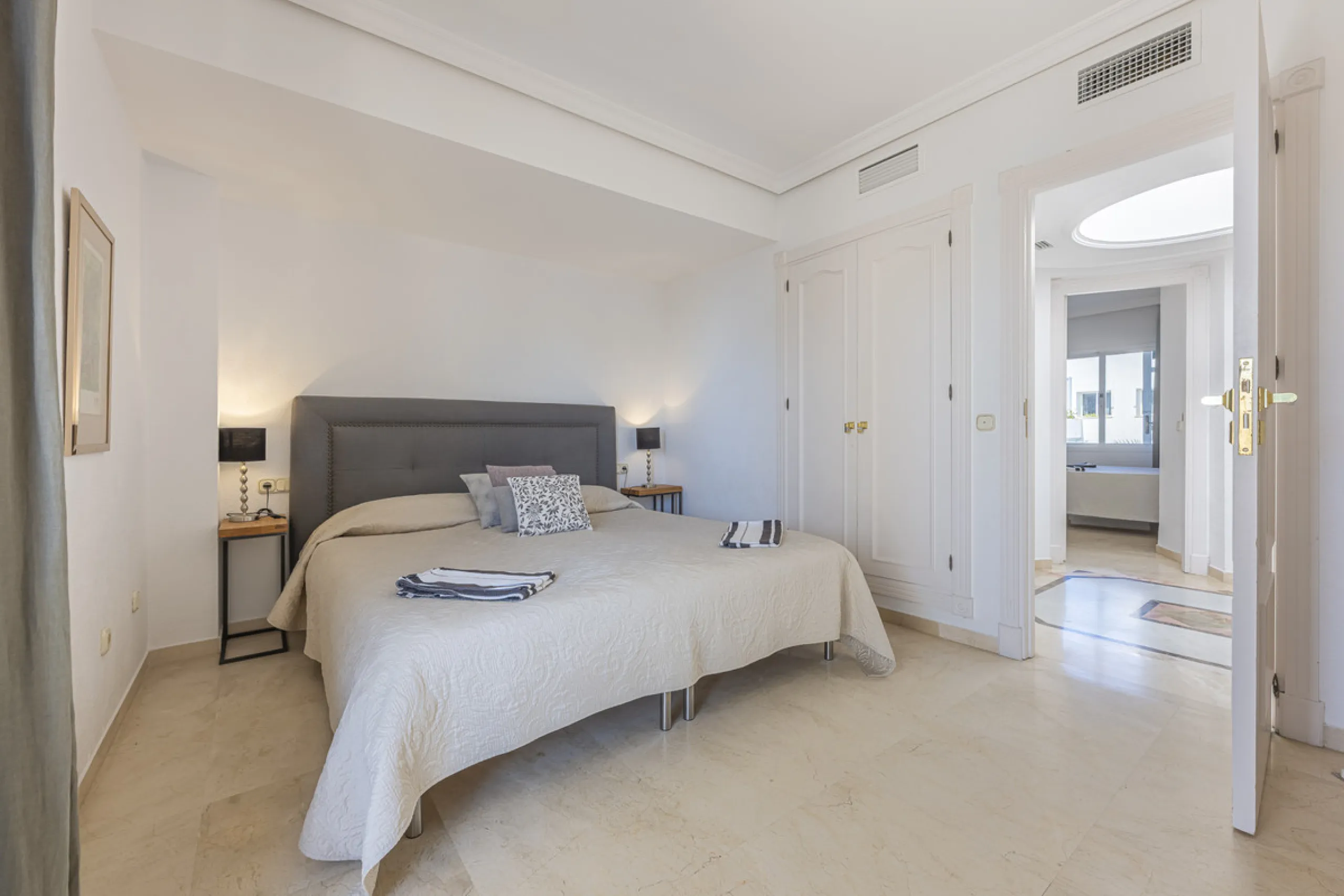 Apartment - Penthouse Duplex в продаже в Estepona, Málaga. В доме 3 спален и 4 ванных комнат. Площадь дома 270 м²