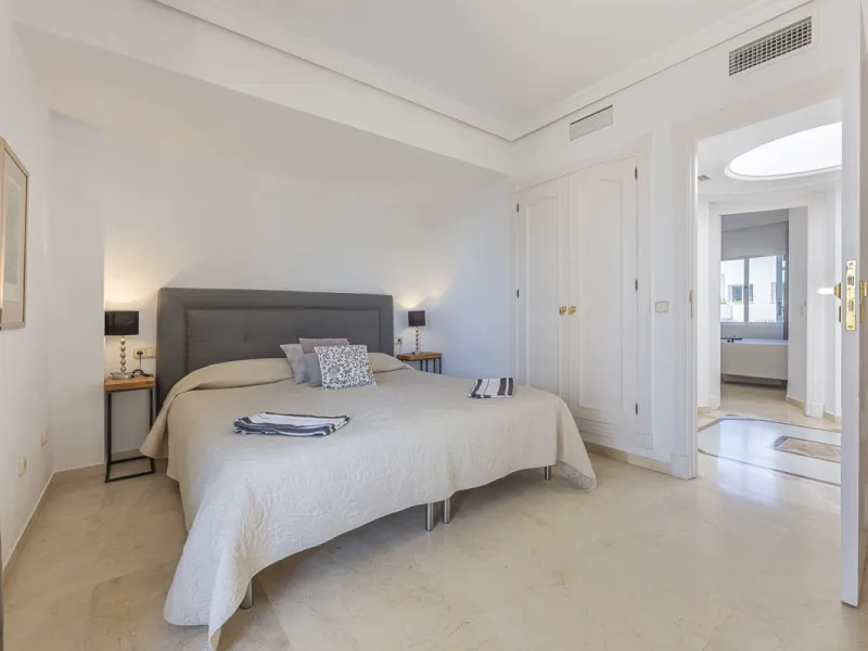 Apartment - Penthouse Duplex в продаже в Estepona, Málaga. В доме 3 спален и 4 ванных комнат. Площадь дома 270 м²