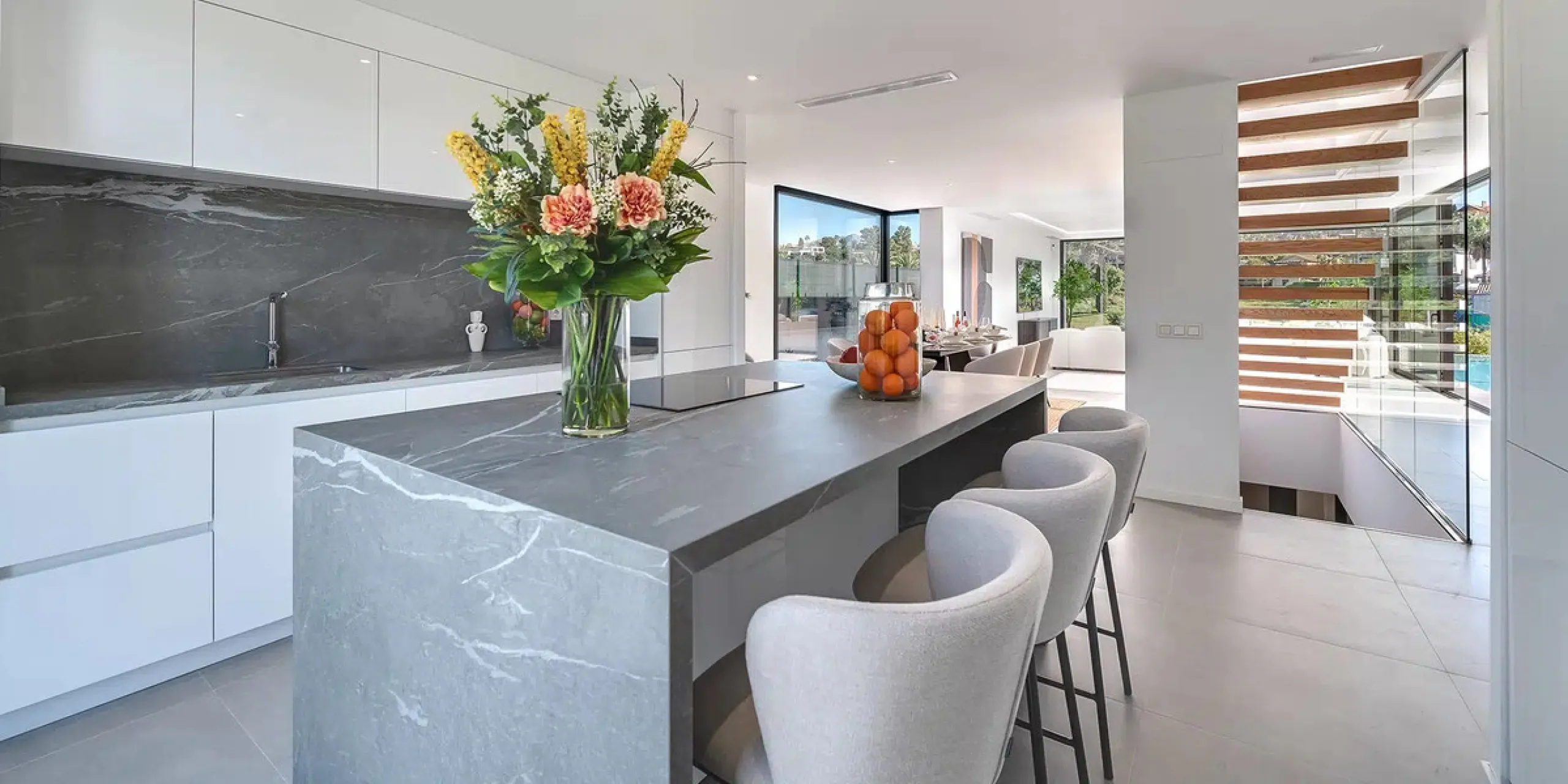 This is a brand new, Scandinavian-inspired home set front line to El Campanario Golf. Just minutes from Puerto Banús, the beach, and top golf courses, this modern villa offers five spacious bedrooms, four en suite bathrooms, and a guest toilet. The open p
