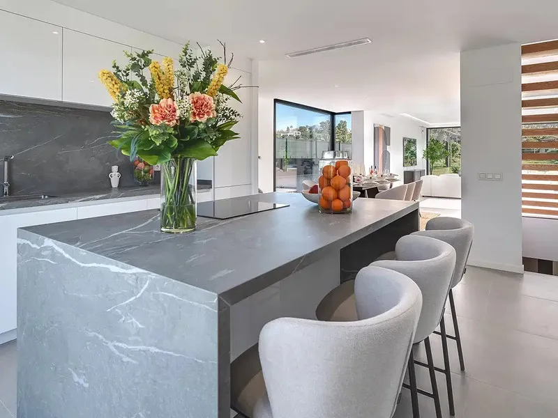 This is a brand new, Scandinavian-inspired home set front line to El Campanario Golf. Just minutes from Puerto Banús, the beach, and top golf courses, this modern villa offers five spacious bedrooms, four en suite bathrooms, and a guest toilet. The open p