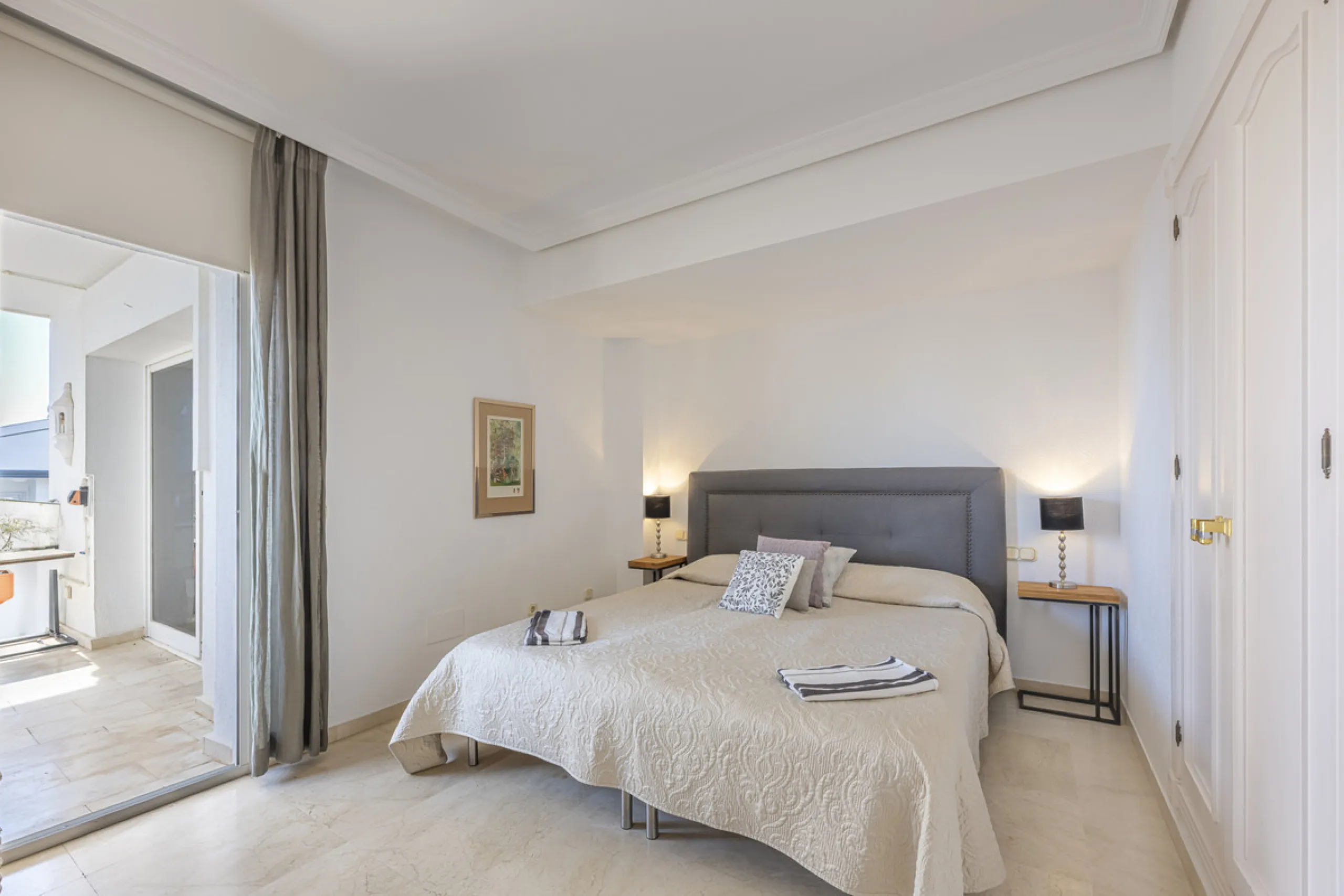 Apartment - Penthouse Duplex в продаже в Estepona, Málaga. В доме 3 спален и 4 ванных комнат. Площадь дома 270 м²