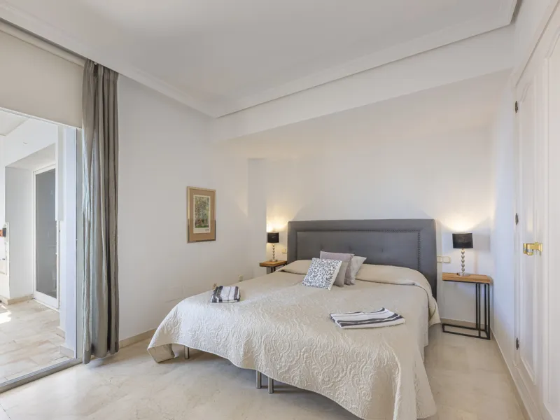 Apartment - Penthouse Duplex в продаже в Estepona, Málaga. В доме 3 спален и 4 ванных комнат. Площадь дома 270 м²