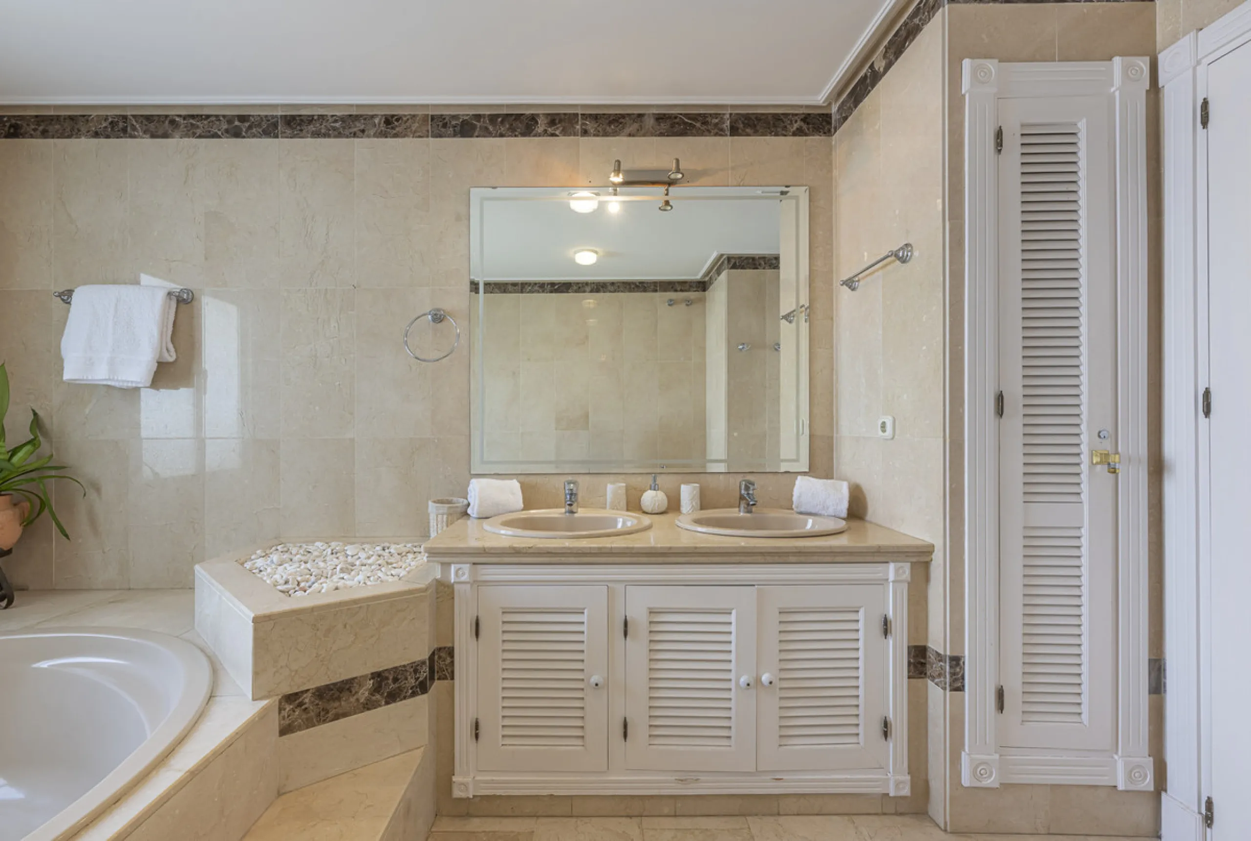 Apartment - Penthouse Duplex в продаже в Estepona, Málaga. В доме 3 спален и 4 ванных комнат. Площадь дома 270 м²