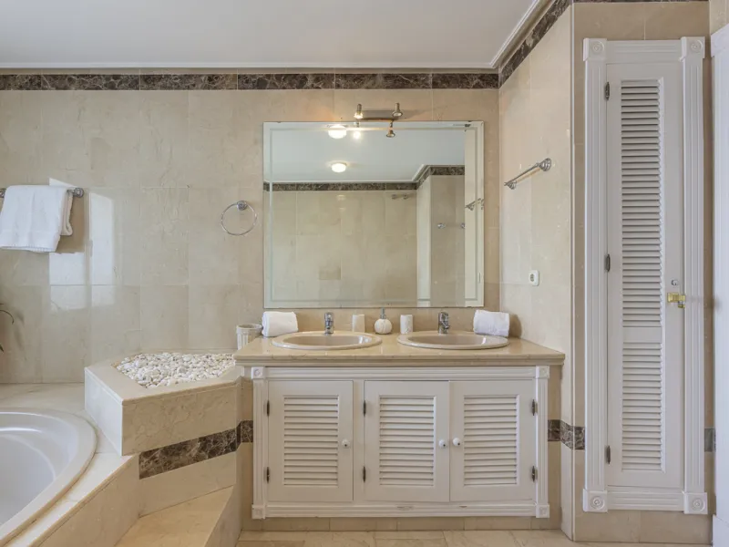 Apartment - Penthouse Duplex в продаже в Estepona, Málaga. В доме 3 спален и 4 ванных комнат. Площадь дома 270 м²