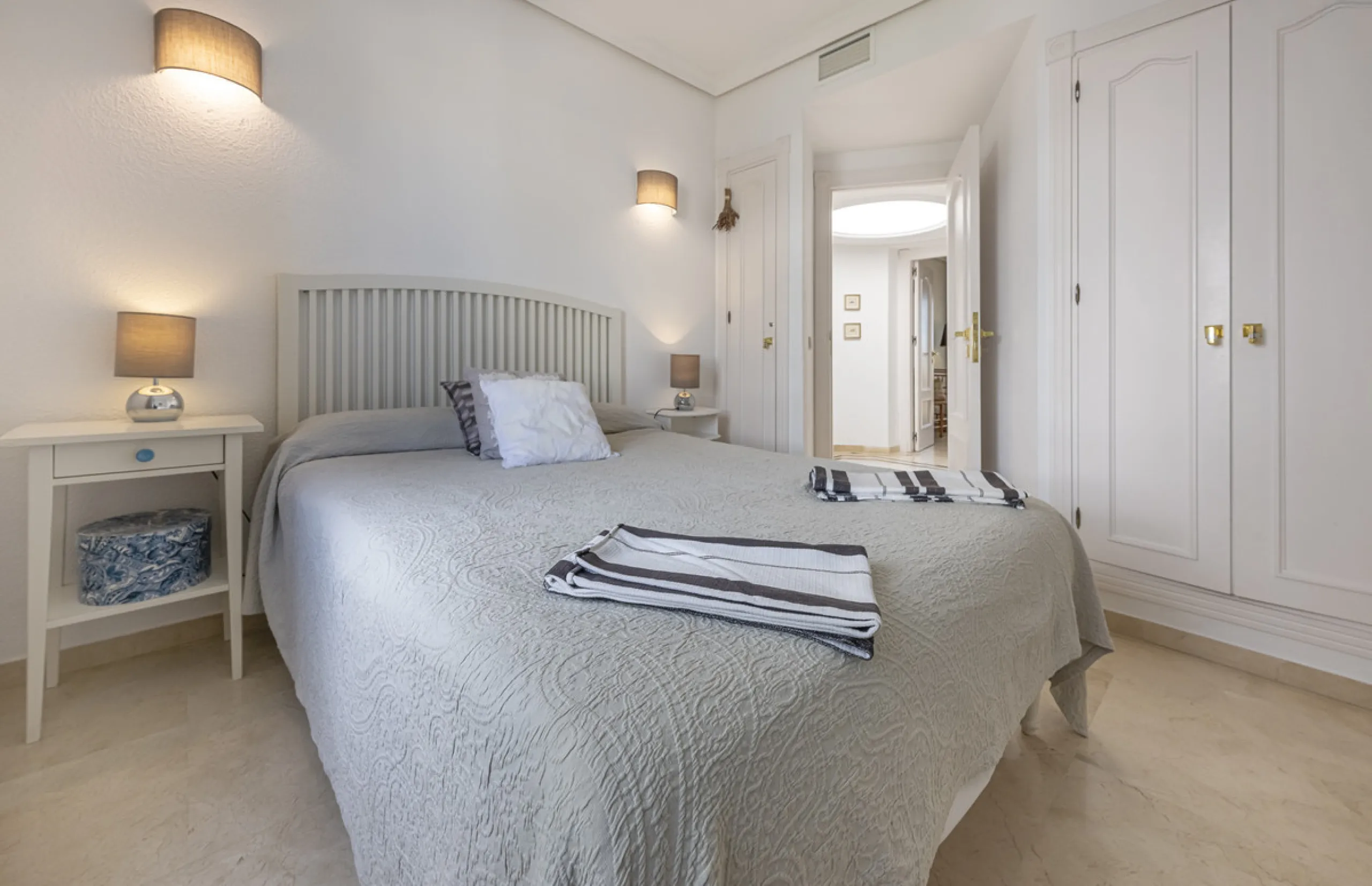 Apartment - Penthouse Duplex в продаже в Estepona, Málaga. В доме 3 спален и 4 ванных комнат. Площадь дома 270 м²