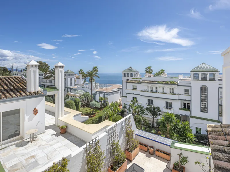 Apartment - Penthouse Duplex в продаже в Estepona, Málaga. В доме 3 спален и 4 ванных комнат. Площадь дома 270 м²