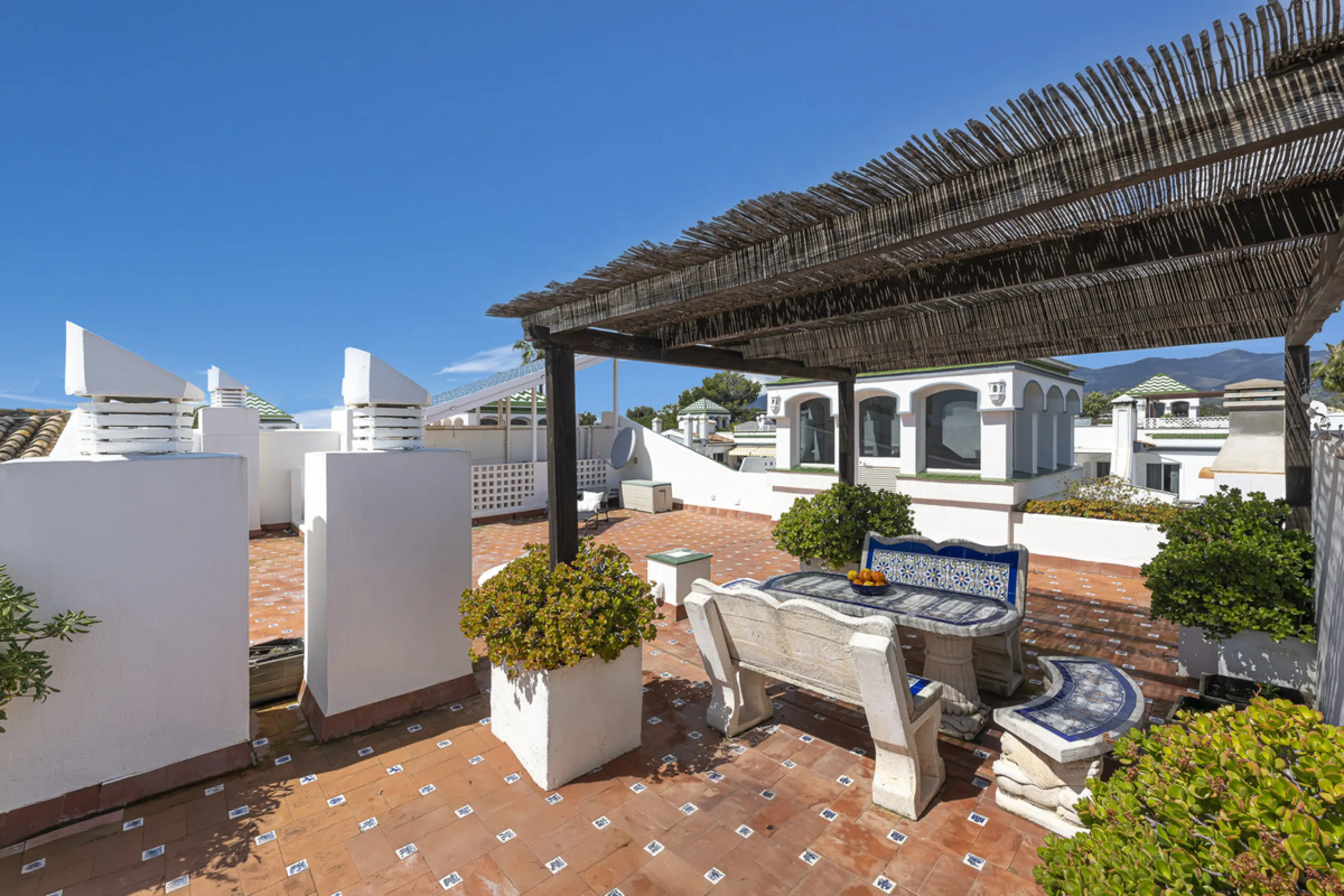Apartment - Penthouse Duplex в продаже в Estepona, Málaga. В доме 3 спален и 4 ванных комнат. Площадь дома 270 м²