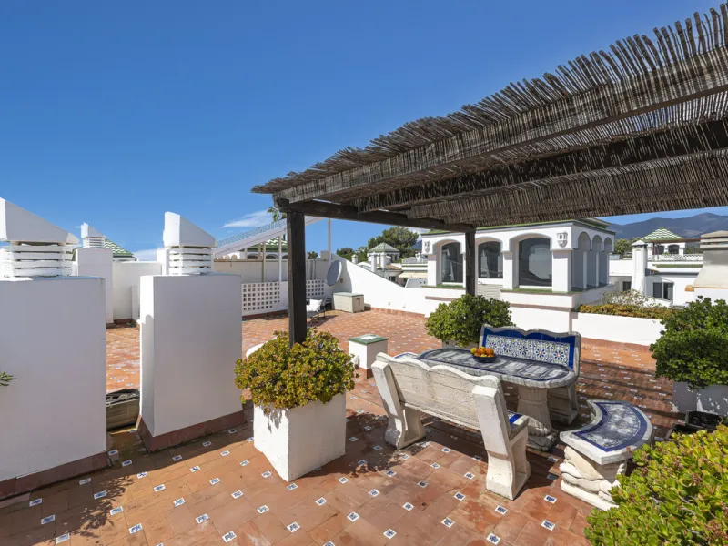 Apartment - Penthouse Duplex в продаже в Estepona, Málaga. В доме 3 спален и 4 ванных комнат. Площадь дома 270 м²