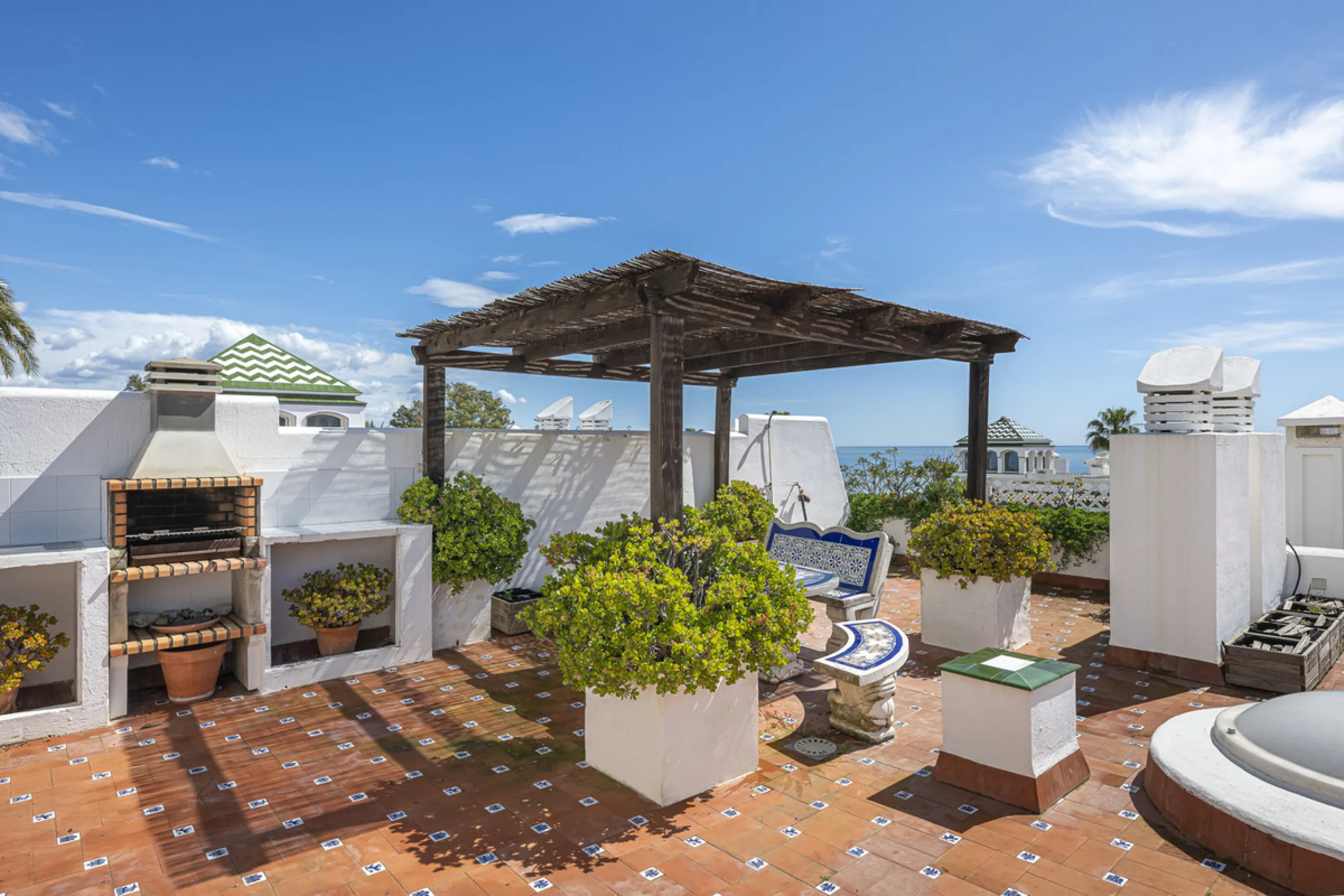 Apartment - Penthouse Duplex в продаже в Estepona, Málaga. В доме 3 спален и 4 ванных комнат. Площадь дома 270 м²