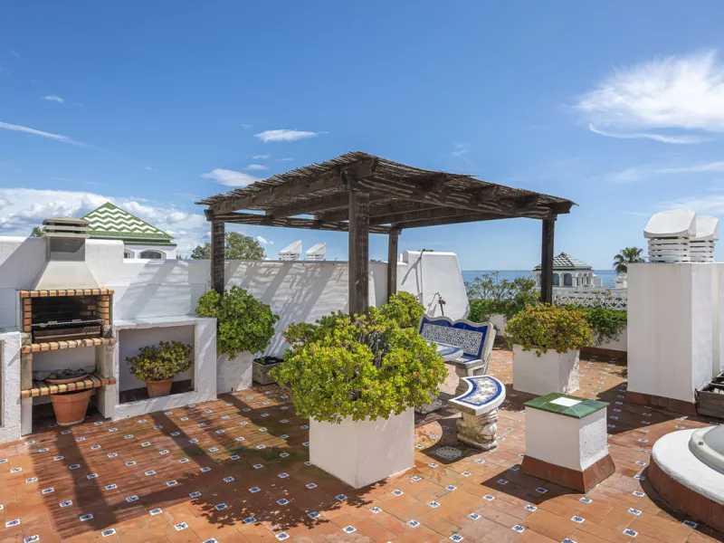 Apartment - Penthouse Duplex в продаже в Estepona, Málaga. В доме 3 спален и 4 ванных комнат. Площадь дома 270 м²