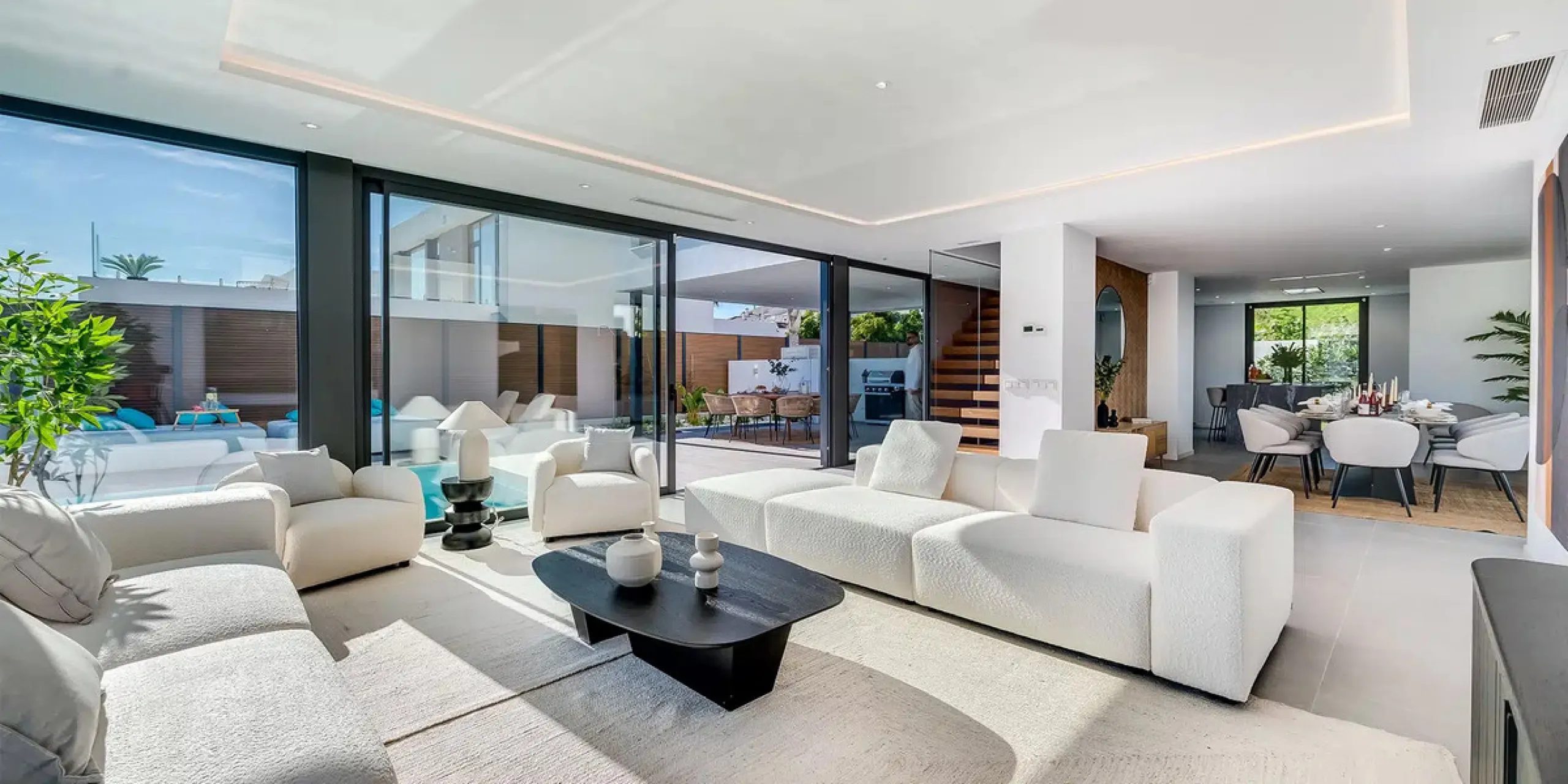 This is a brand new, Scandinavian-inspired home set front line to El Campanario Golf. Just minutes from Puerto Banús, the beach, and top golf courses, this modern villa offers five spacious bedrooms, four en suite bathrooms, and a guest toilet. The open p
