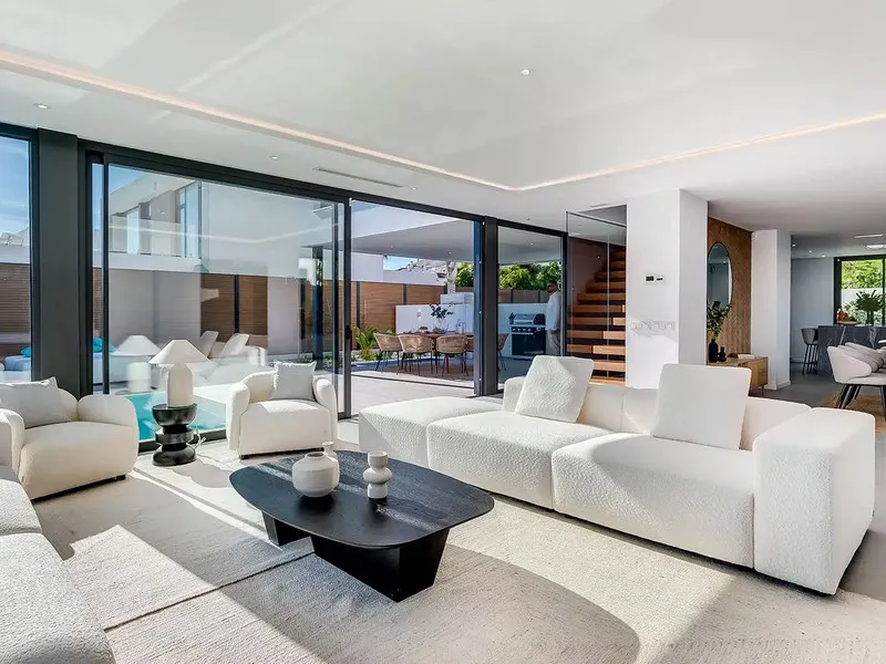This is a brand new, Scandinavian-inspired home set front line to El Campanario Golf. Just minutes from Puerto Banús, the beach, and top golf courses, this modern villa offers five spacious bedrooms, four en suite bathrooms, and a guest toilet. The open p