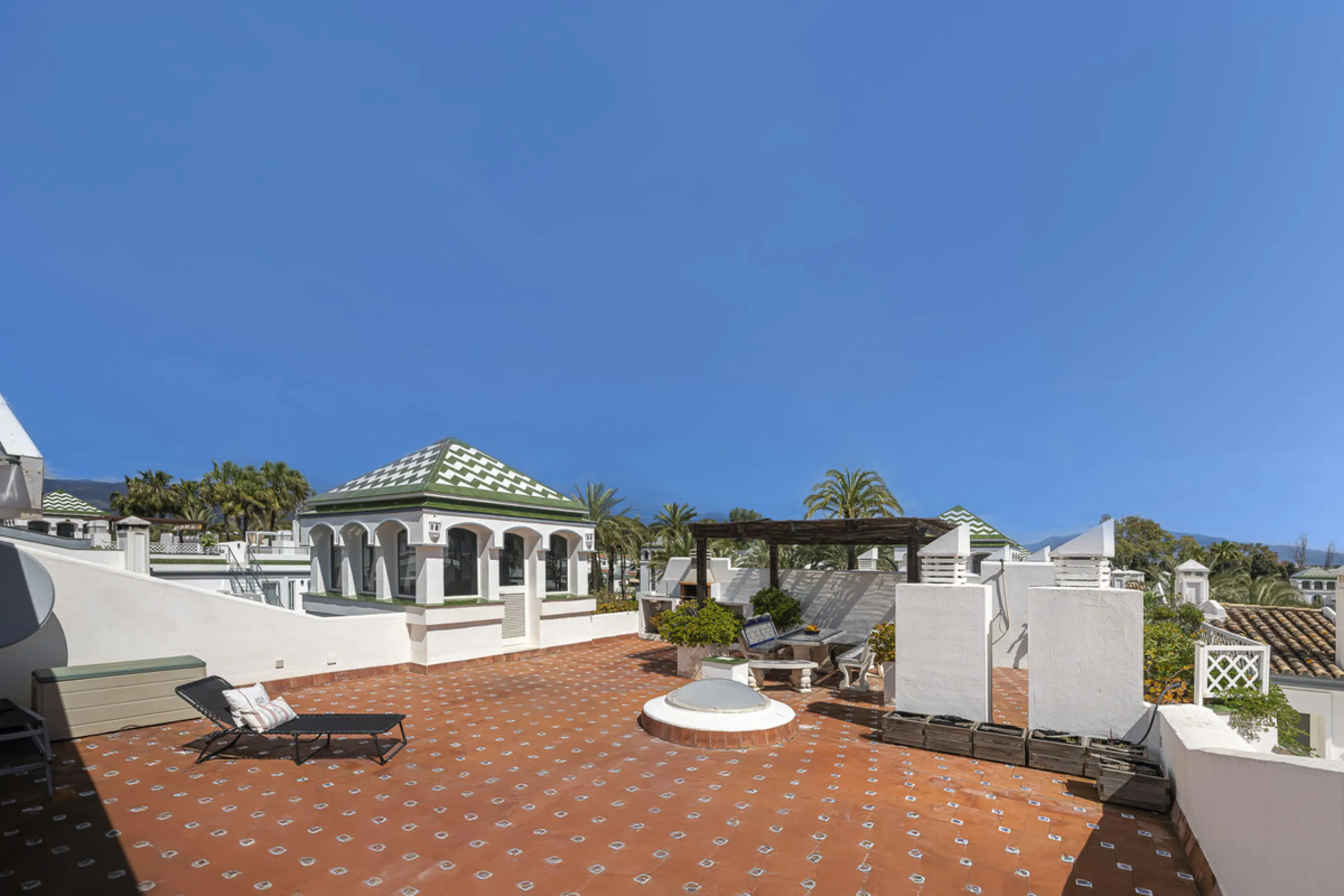 Apartment - Penthouse Duplex в продаже в Estepona, Málaga. В доме 3 спален и 4 ванных комнат. Площадь дома 270 м²