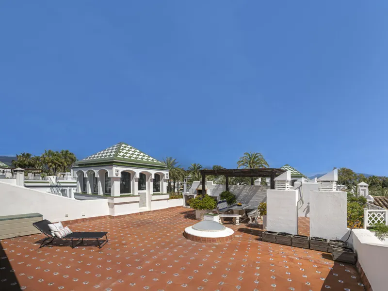 Apartment - Penthouse Duplex в продаже в Estepona, Málaga. В доме 3 спален и 4 ванных комнат. Площадь дома 270 м²