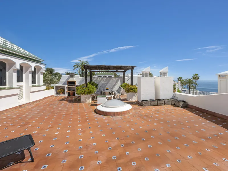 Apartment - Penthouse Duplex в продаже в Estepona, Málaga. В доме 3 спален и 4 ванных комнат. Площадь дома 270 м²