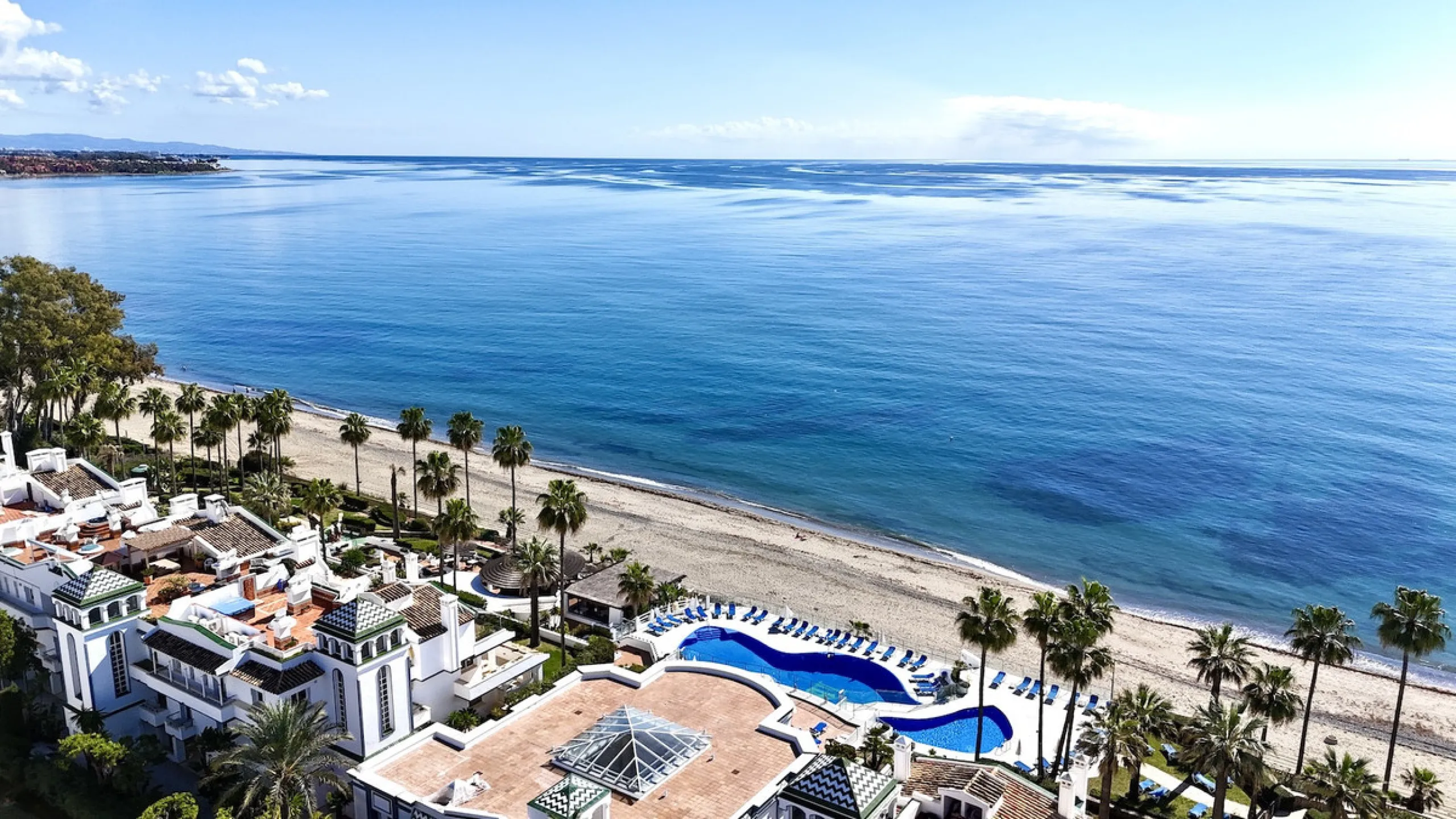 Apartment - Penthouse Duplex в продаже в Estepona, Málaga. В доме 3 спален и 4 ванных комнат. Площадь дома 270 м²