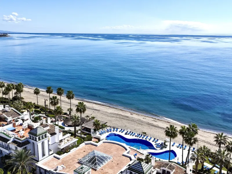 Apartment - Penthouse Duplex в продаже в Estepona, Málaga. В доме 3 спален и 4 ванных комнат. Площадь дома 270 м²