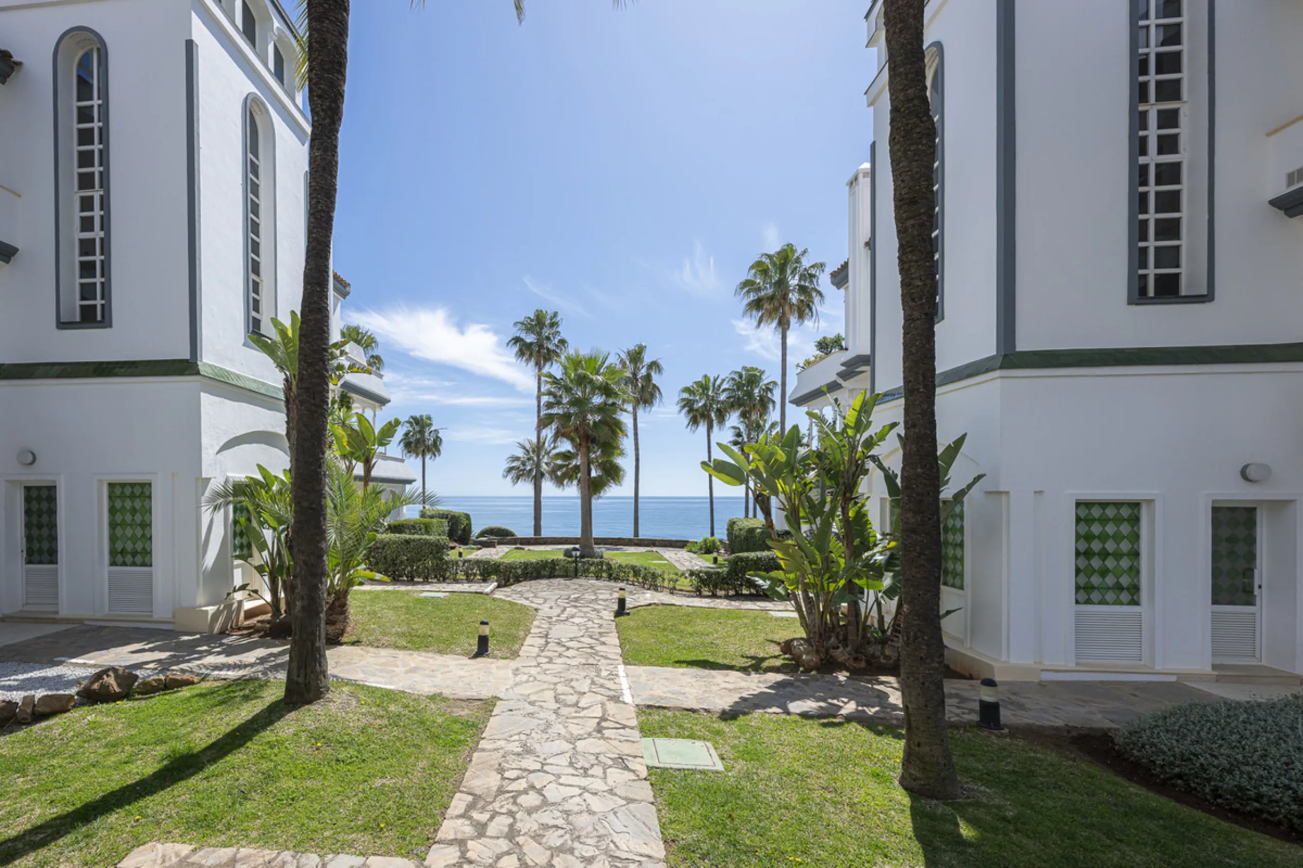 Apartment - Penthouse Duplex в продаже в Estepona, Málaga. В доме 3 спален и 4 ванных комнат. Площадь дома 270 м²