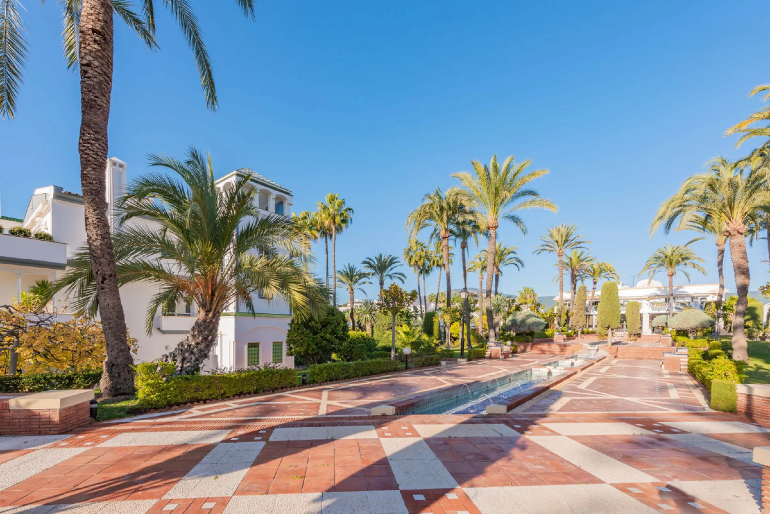Apartment - Penthouse Duplex в продаже в Estepona, Málaga. В доме 3 спален и 4 ванных комнат. Площадь дома 270 м²