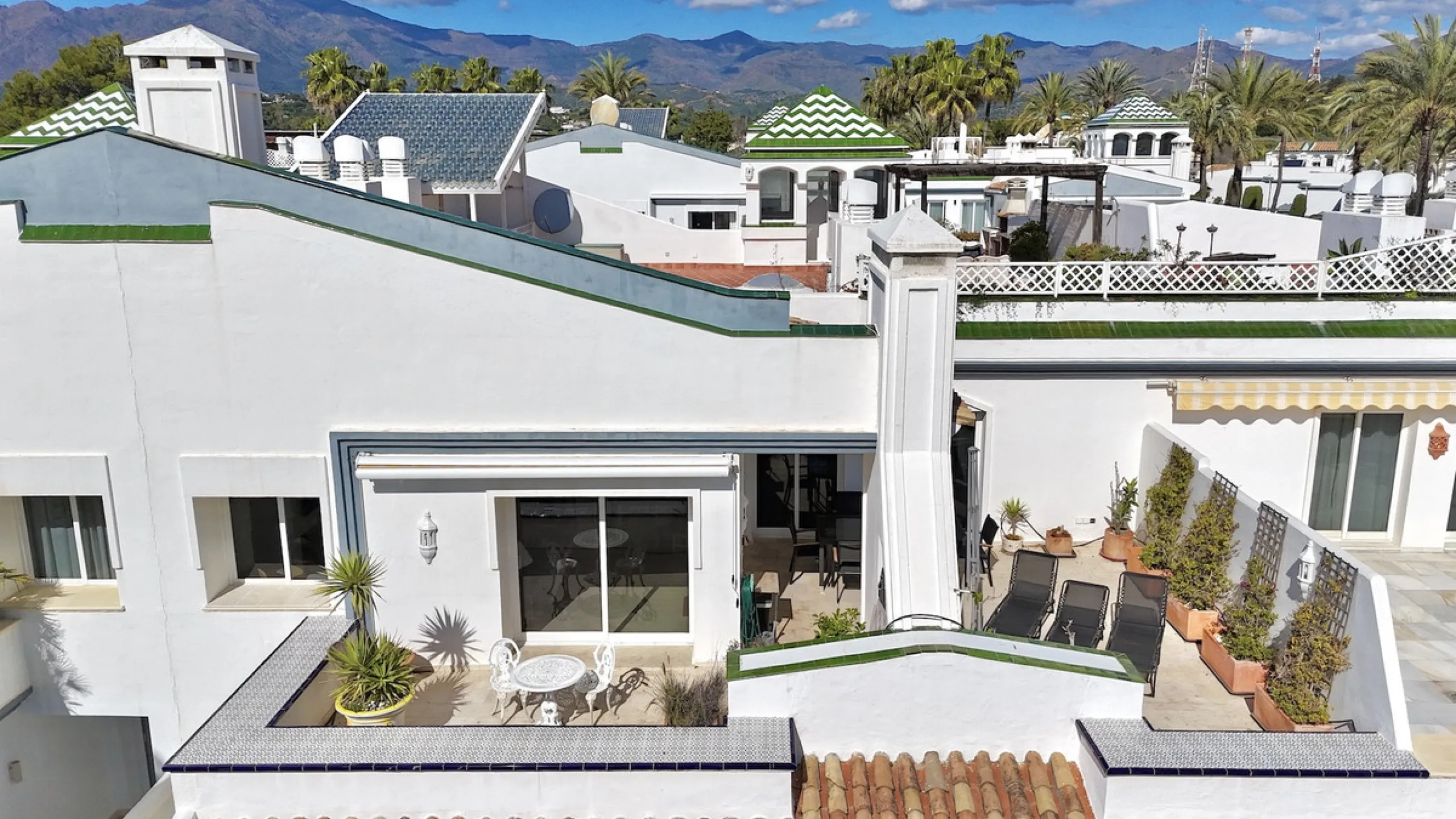 Apartment - Penthouse Duplex в продаже в Estepona, Málaga. В доме 3 спален и 4 ванных комнат. Площадь дома 270 м²