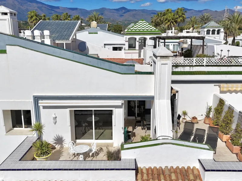 Apartment - Penthouse Duplex в продаже в Estepona, Málaga. В доме 3 спален и 4 ванных комнат. Площадь дома 270 м²