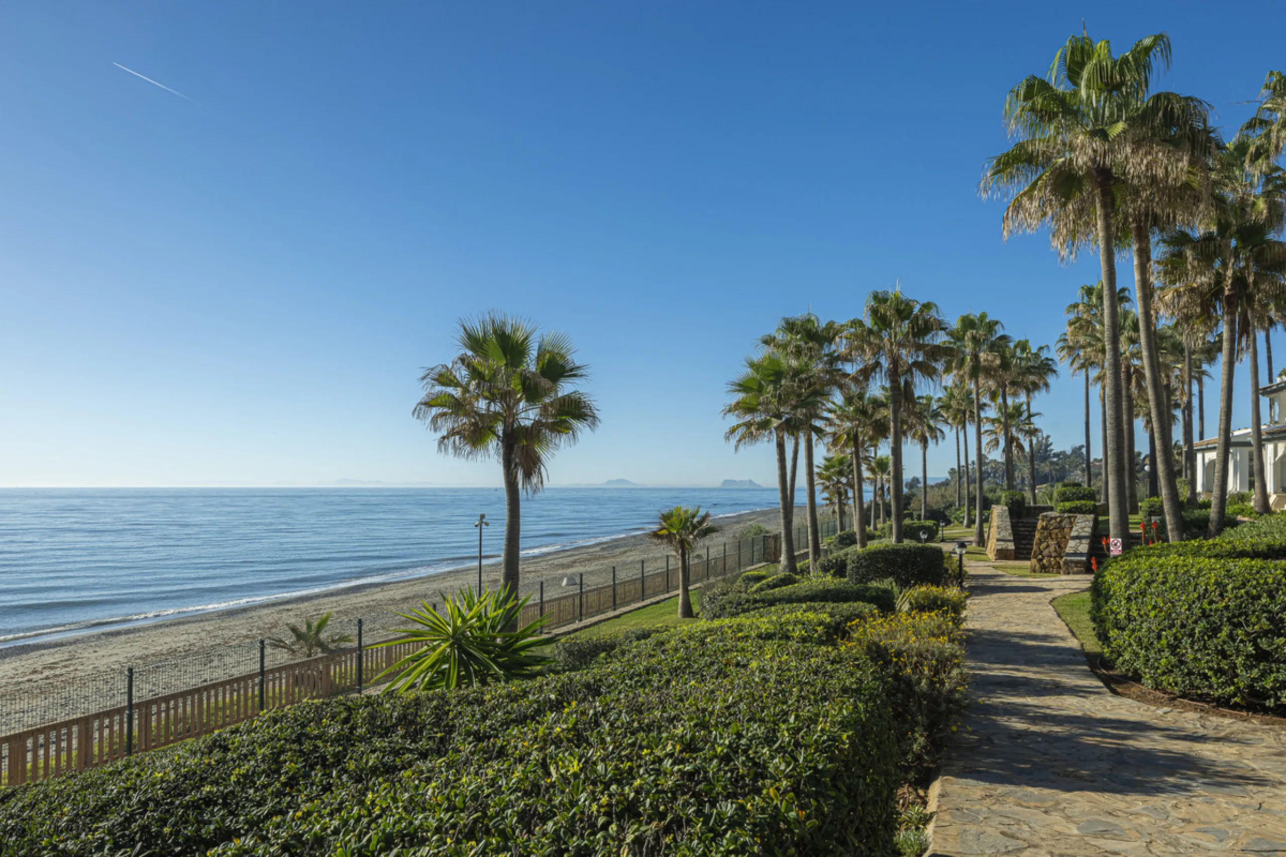 Apartment - Penthouse Duplex в продаже в Estepona, Málaga. В доме 3 спален и 4 ванных комнат. Площадь дома 270 м²