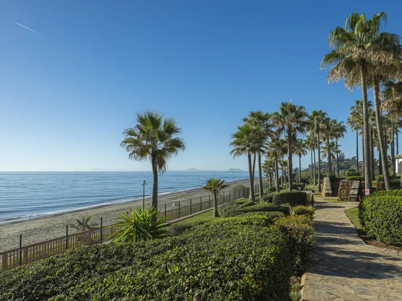 Apartment - Penthouse Duplex в продаже в Estepona, Málaga. В доме 3 спален и 4 ванных комнат. Площадь дома 270 м²