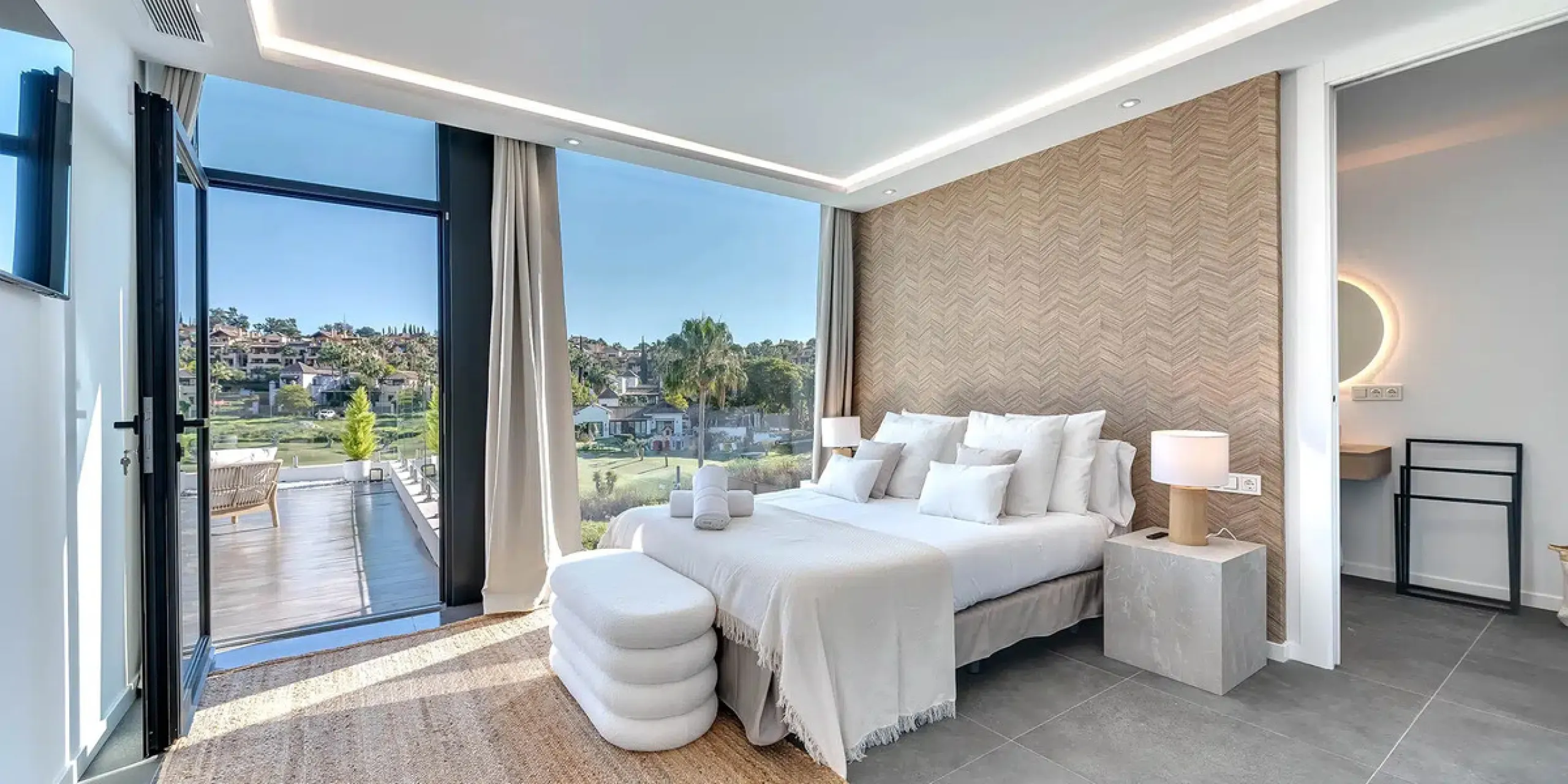 This is a brand new, Scandinavian-inspired home set front line to El Campanario Golf. Just minutes from Puerto Banús, the beach, and top golf courses, this modern villa offers five spacious bedrooms, four en suite bathrooms, and a guest toilet. The open p