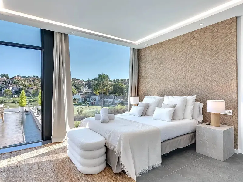 This is a brand new, Scandinavian-inspired home set front line to El Campanario Golf. Just minutes from Puerto Banús, the beach, and top golf courses, this modern villa offers five spacious bedrooms, four en suite bathrooms, and a guest toilet. The open p