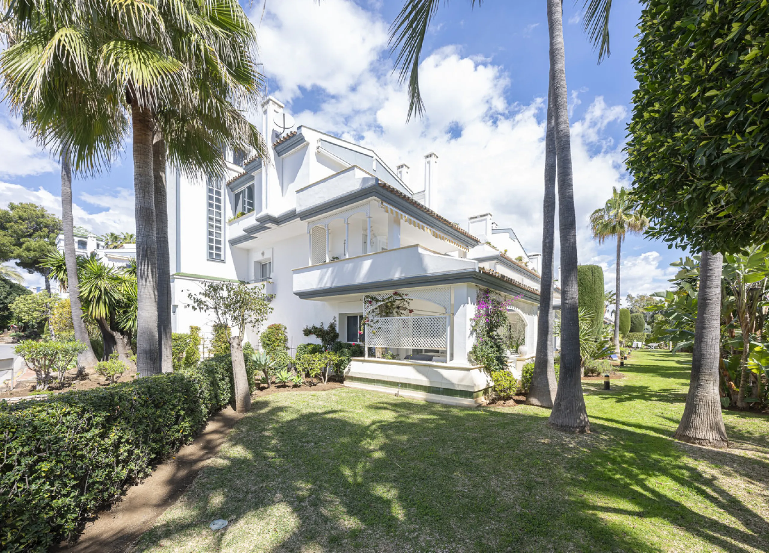 Apartment - Penthouse Duplex в продаже в Estepona, Málaga. В доме 3 спален и 4 ванных комнат. Площадь дома 270 м²