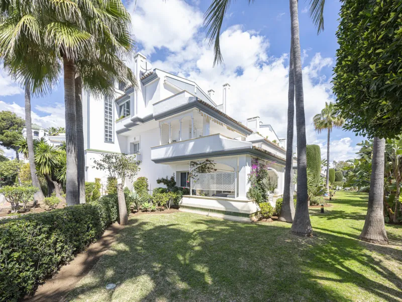 Apartment - Penthouse Duplex в продаже в Estepona, Málaga. В доме 3 спален и 4 ванных комнат. Площадь дома 270 м²