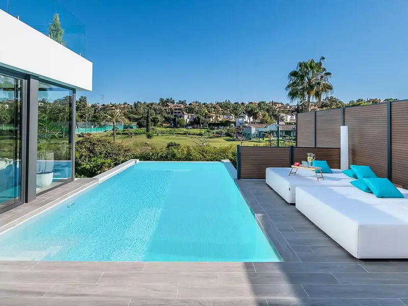This is a brand new, Scandinavian-inspired home set front line to El Campanario Golf. Just minutes from Puerto Banús, the beach, and top golf courses, this modern villa offers five spacious bedrooms, four en suite bathrooms, and a guest toilet. The open p