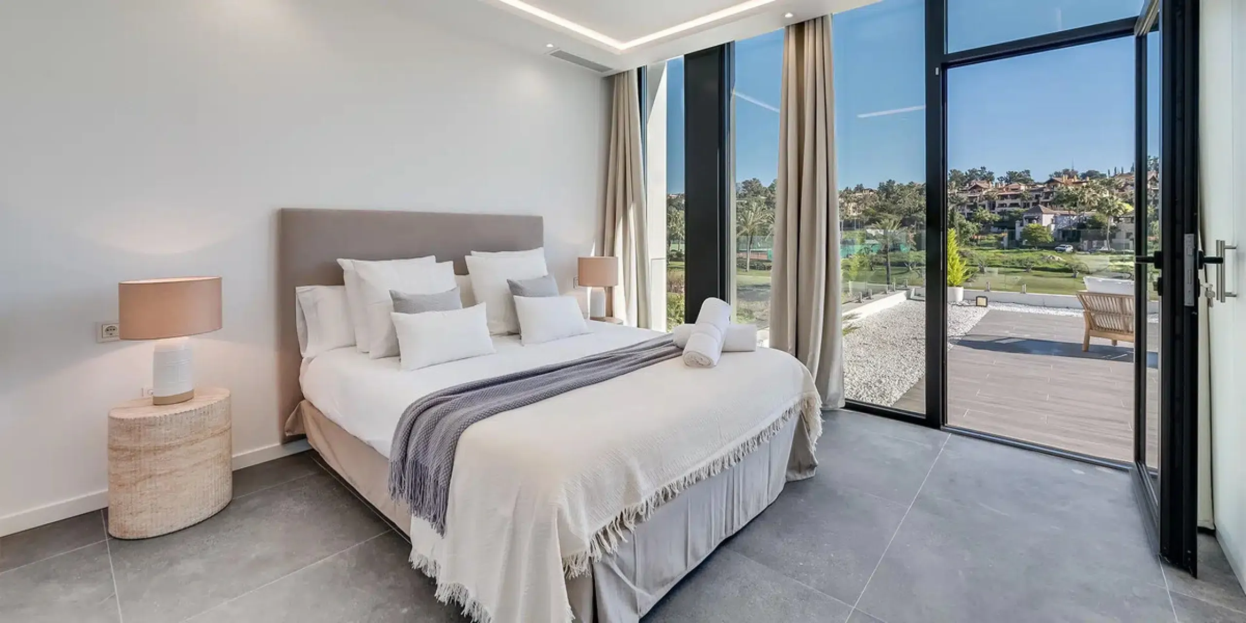 This is a brand new, Scandinavian-inspired home set front line to El Campanario Golf. Just minutes from Puerto Banús, the beach, and top golf courses, this modern villa offers five spacious bedrooms, four en suite bathrooms, and a guest toilet. The open p