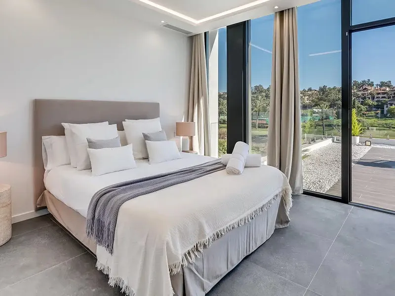 This is a brand new, Scandinavian-inspired home set front line to El Campanario Golf. Just minutes from Puerto Banús, the beach, and top golf courses, this modern villa offers five spacious bedrooms, four en suite bathrooms, and a guest toilet. The open p