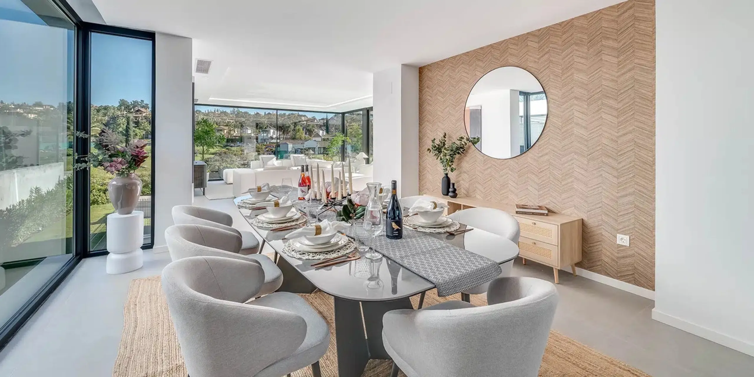 This is a brand new, Scandinavian-inspired home set front line to El Campanario Golf. Just minutes from Puerto Banús, the beach, and top golf courses, this modern villa offers five spacious bedrooms, four en suite bathrooms, and a guest toilet. The open p
