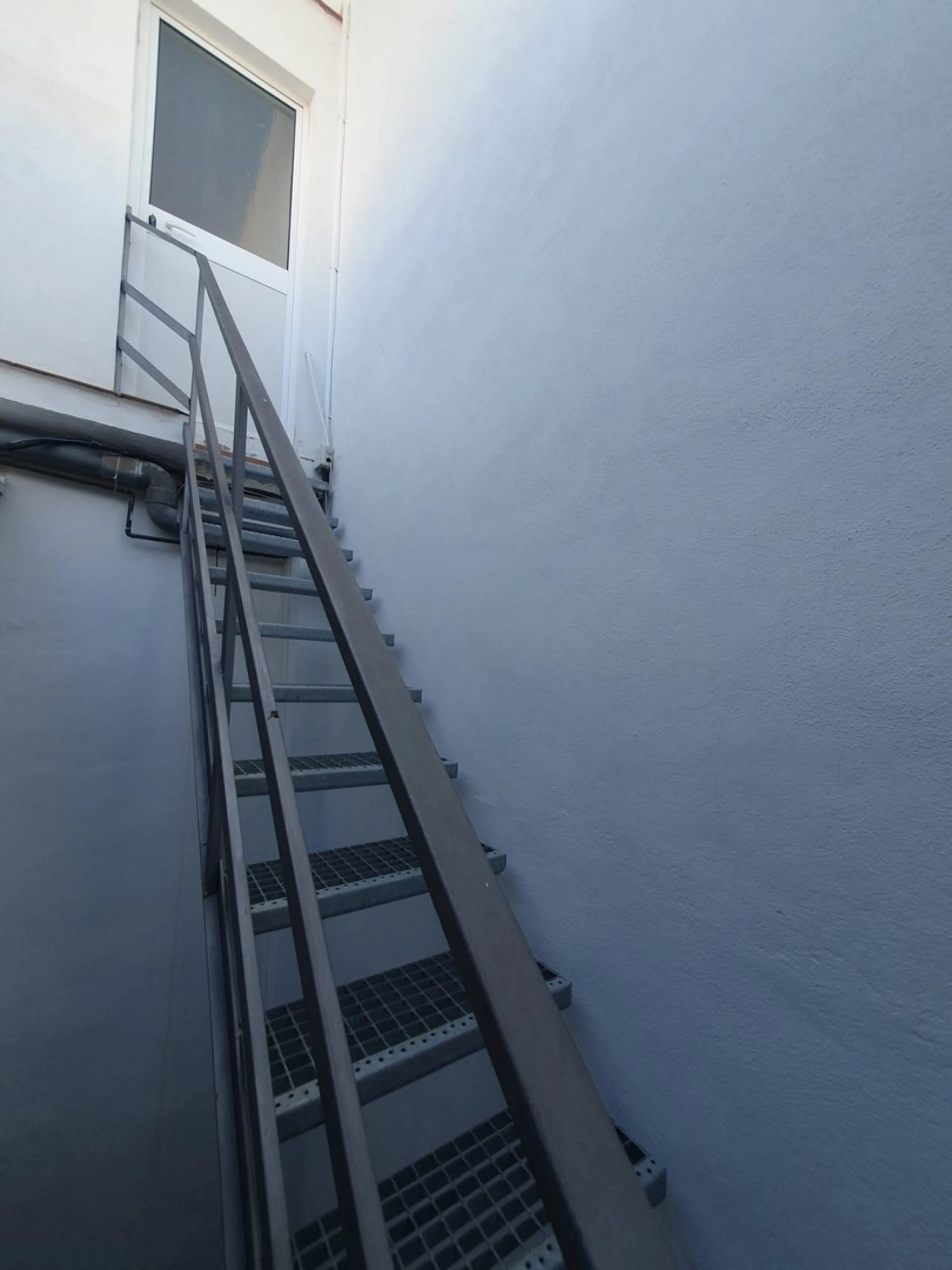 First floor NO lift. Just reduced from 489.000 to 458.000 for a quick sale.
