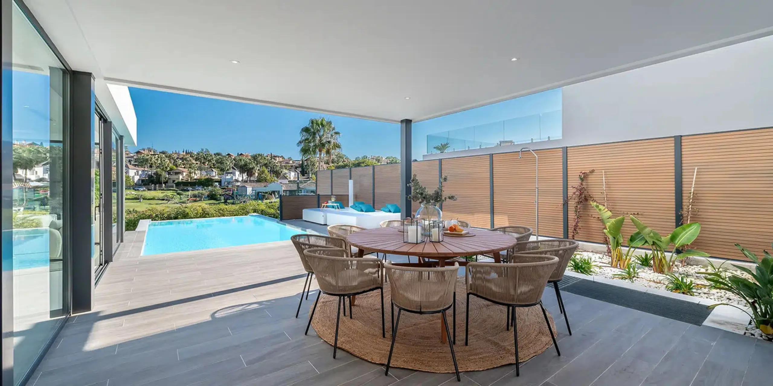 This is a brand new, Scandinavian-inspired home set front line to El Campanario Golf. Just minutes from Puerto Banús, the beach, and top golf courses, this modern villa offers five spacious bedrooms, four en suite bathrooms, and a guest toilet. The open p