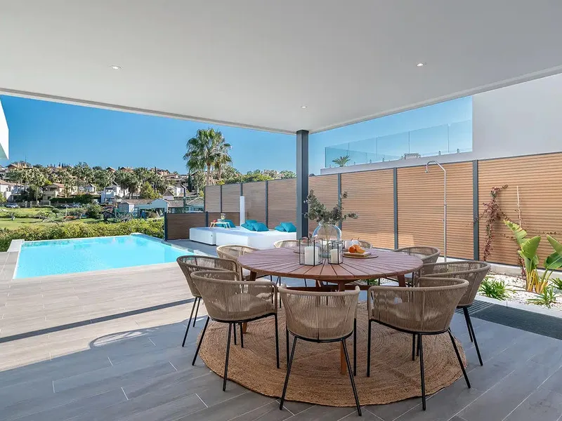 This is a brand new, Scandinavian-inspired home set front line to El Campanario Golf. Just minutes from Puerto Banús, the beach, and top golf courses, this modern villa offers five spacious bedrooms, four en suite bathrooms, and a guest toilet. The open p