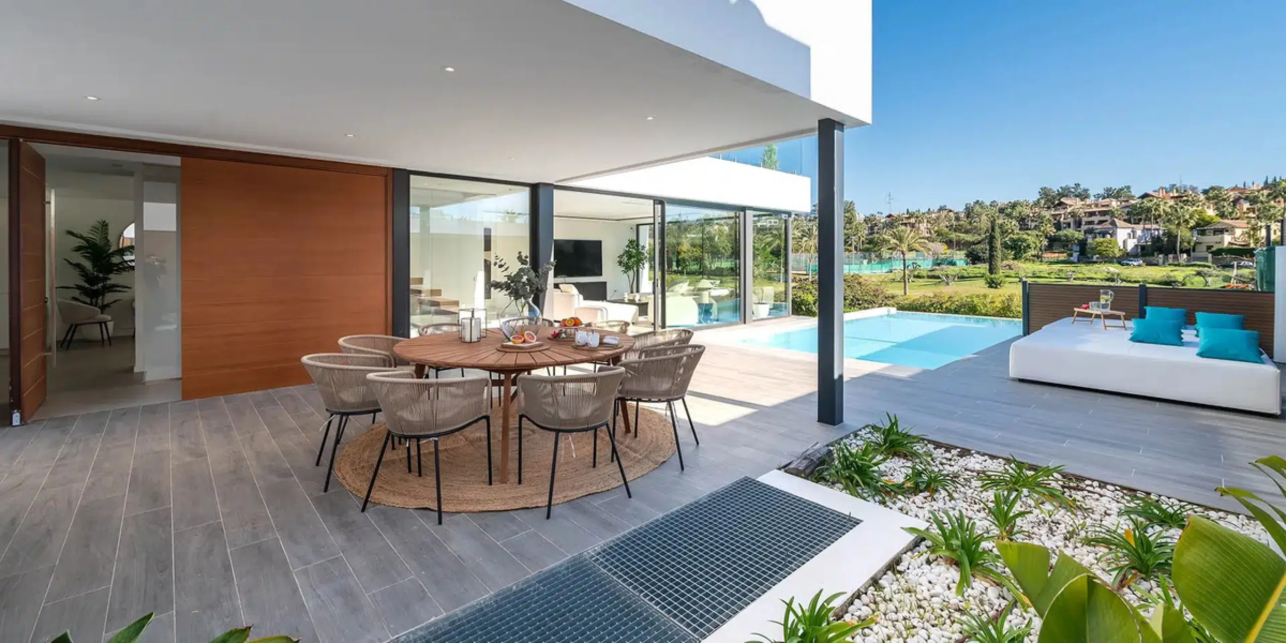 This is a brand new, Scandinavian-inspired home set front line to El Campanario Golf. Just minutes from Puerto Banús, the beach, and top golf courses, this modern villa offers five spacious bedrooms, four en suite bathrooms, and a guest toilet. The open p