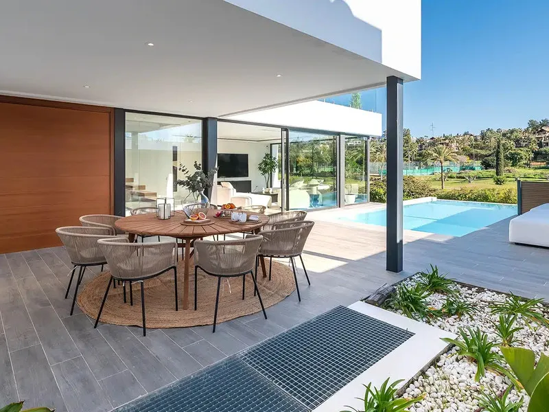 This is a brand new, Scandinavian-inspired home set front line to El Campanario Golf. Just minutes from Puerto Banús, the beach, and top golf courses, this modern villa offers five spacious bedrooms, four en suite bathrooms, and a guest toilet. The open p